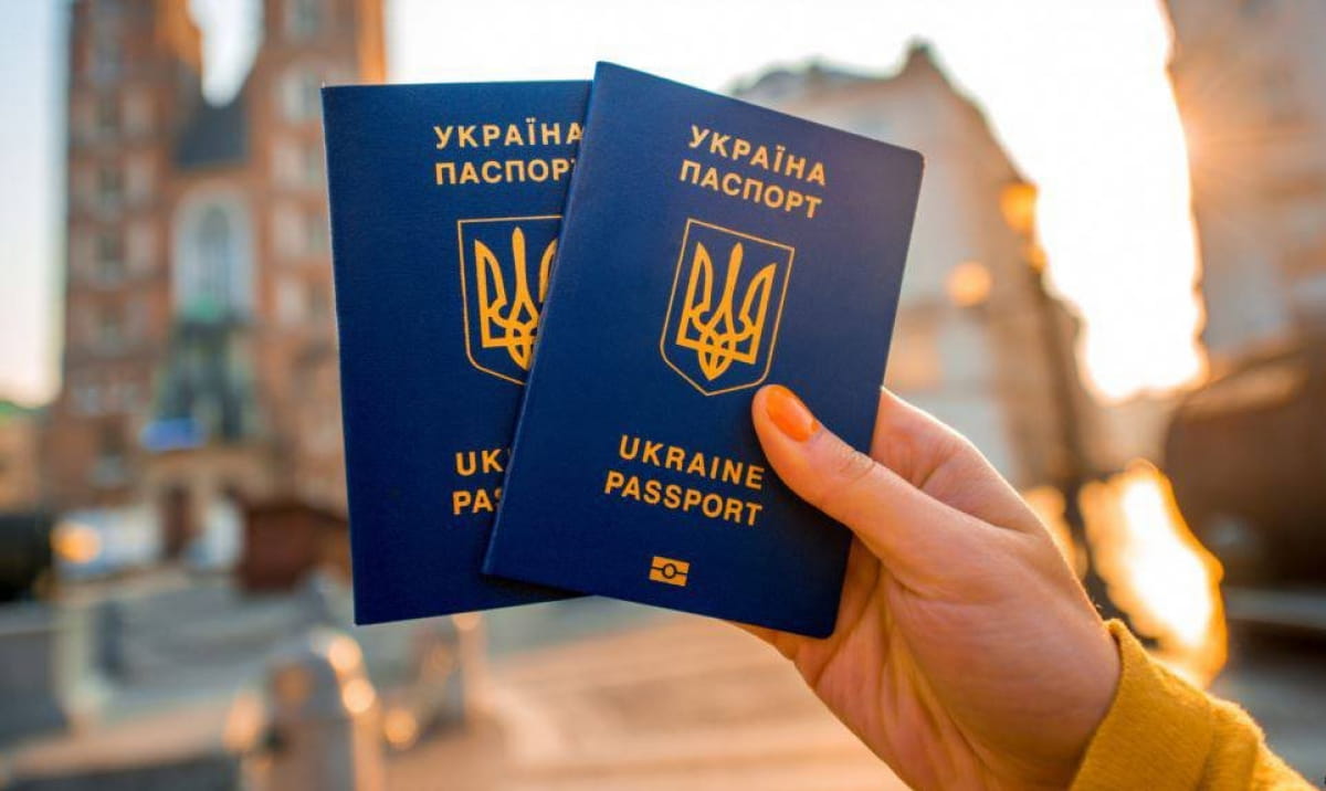 Видача паспортів військовозобов'язаним за кордоном: нові правила та роз'яснення від ДМС України